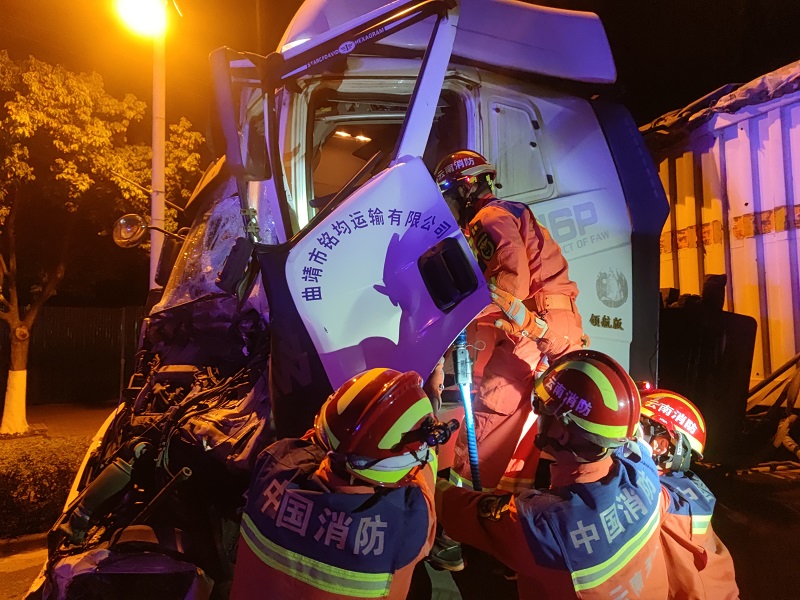 高新：北城环城南路凌晨车祸司机被困 消防快速救援